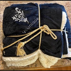 Younique Presenters Blanket Throw